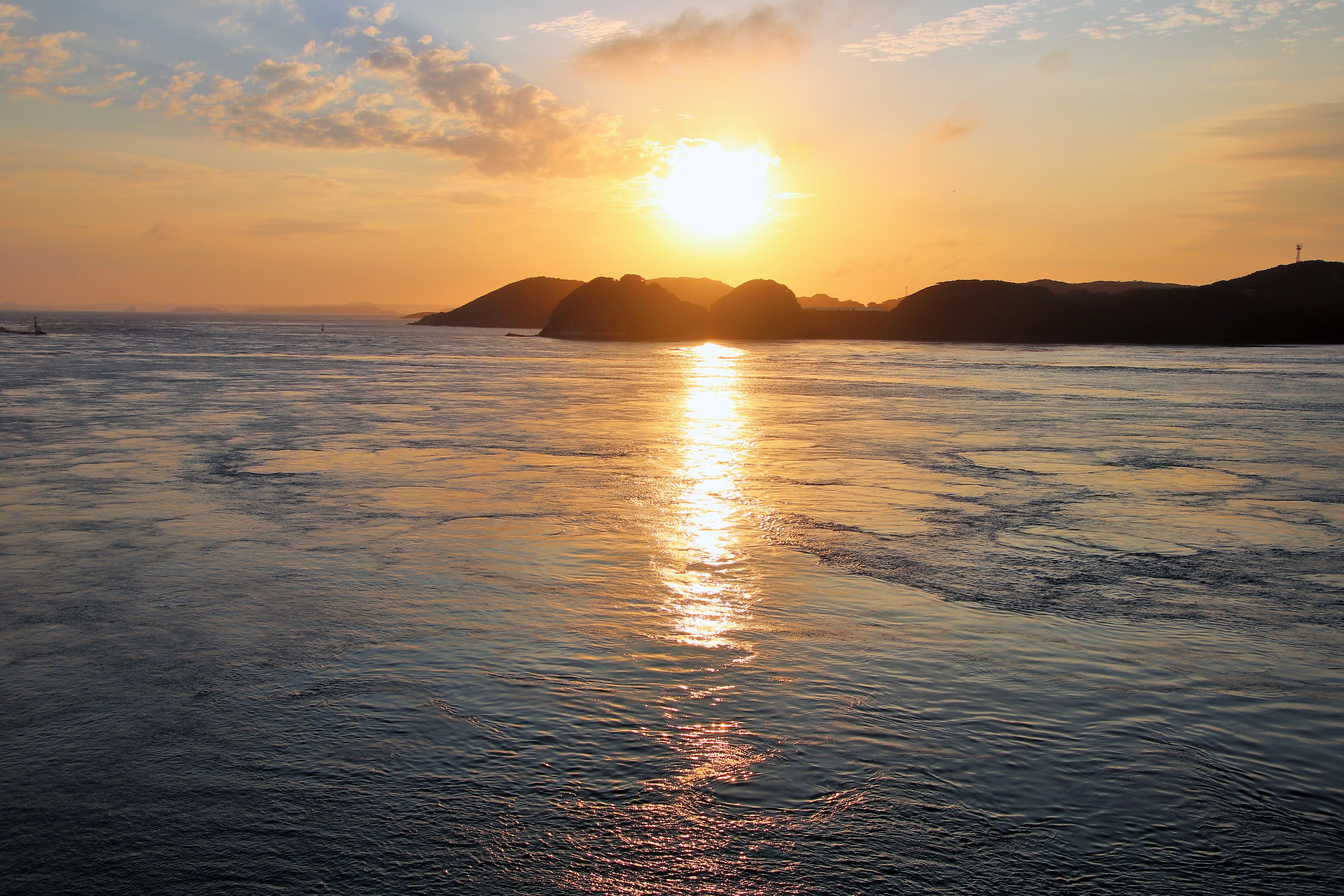当館正面から望む平戸瀬戸の朝焼け